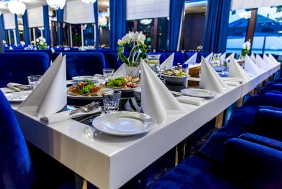 Powiększ obraz: fot. www.hotel500.com.pl/zegrze/galeria. Na zdjęciu zastawa stołowa, talerze, sztućce, dania