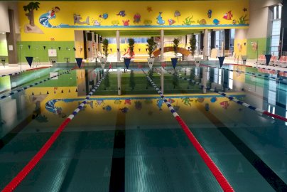 Powiększ obraz: fot. www.kzb-legionowo.pl. Na zdjęciu basen z torami do pływania