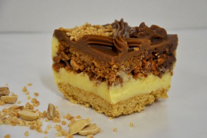 Powiększ obraz: fot. www.dobreciastasieradzki.pl/galeria. Na zdjęciu ciasto z orzeszkami ziemnymi, polewą czekoladową na wierzchu