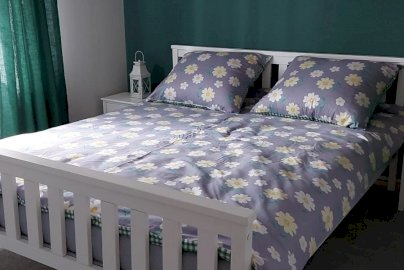 Powiększ obraz: fot. Zakątek Wytchnienia, https://www.facebook.com/photo/?fbid=114351187493624. Na zdjęciu obszerne łóżko z 2 poduszkami, wycinanki na ścianie