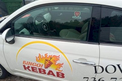 Powiększ obraz: fot. facebook BINGO KEBAB, https://m.facebook.com/bingokebab/. Na zdjęciu samochód przeznaczony do dostawy jedzenia, kebaba, z napisem na bocznych drzwiach BINGO!KEBAB, grafika przedstawiająca ogień i kebaba na rożnie