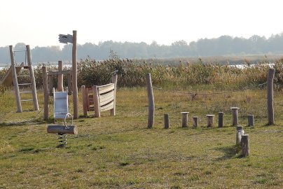 Powiększ obraz: fot. Krzysztof Kozań. Na zdjęciu plac  zabaw w Cuplu, zjeżdżalnia, tor linowy, bujak sprężynowy