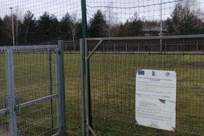 Powiększ obraz: fot. Krzysztof Kozań. Na zdjęciu boisko do piłki nożnej przy Szkole Podstawowej nr 1 w Chotomowie