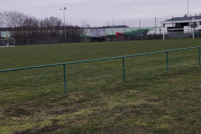 Powiększ obraz: fot. Krzysztof Kozań. Na zdjęciu boisko o nawierzchni trawiastej do gry w piłkę nożną, bramki do gry w piłkę nożną