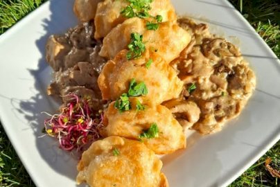 Powiększ obraz: fot. facebook Qlturalni Qlinarni Q&Q, https://www.facebook.com/qlturalniqlinarni/?locale=pl_PL. Na zdjęciu pierogi z grzybami