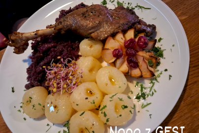 Powiększ obraz: fot. facebook Qlturalni Qlinarni Q&Q, https://www.facebook.com/qlturalniqlinarni/?locale=pl_PL. Na zdjęciu gęś z kluskami śląskimi i czerwoną kapustą