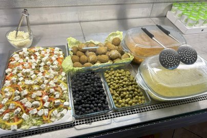 Powiększ obraz: fot. facebook Legionowo Kebab, https://www.facebook.com/LegionowoKebab/?locale=pl_PL/ Na zdjęciu sałatka z serem w bemarze, czarne, zielone oliwki w bemarze, falafele