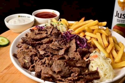 Powiększ obraz: fot. facebook Legionowo Kebab,  https://www.facebook.com/LegionowoKebab/?locale=pl_PL. Na zdjęciu siekane mięso, frytki, kapusta kiszona na talerzu