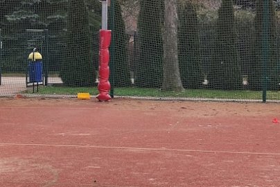 Powiększ obraz: fot. Krzysztof Kozań. Na zdjęciu boisko ze sztucznej nawierzchni do gry w piłkę koszykową, kosz służący do rzucania piłki koszykowej