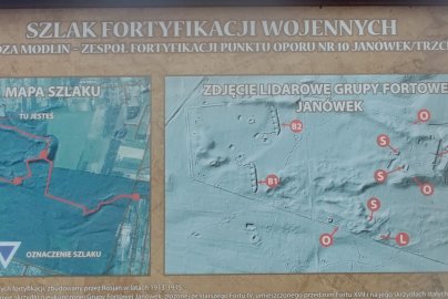 Powiększ obraz: fot. Krzysztof Kozań. Na zdjęciu tablica szlaku fortyfikacji wojennych, twierdza Modlin, zespół fortyfikacji punktu oporu nr 10 Janówek/Trzciany, poniżej mapa szlaku, zdjęcie lidarowe