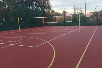 Powiększ obraz: fot. www.nieporet.pl/pliki/przebudowa-boiska-w-ryni-gm-nieporet/. Na zdjęciu boisko o nawierzchni sztucznej do gry w piłkę siatkową