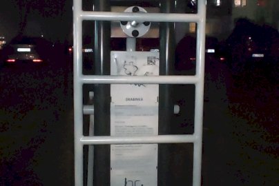 Powiększ obraz: fot. Krzysztof Kozań. Na zdjęciu drążek do podciągania z szerokimi uchwytami, drabinki poziome