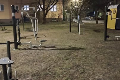 Powiększ obraz: fot. Krzysztof Kozań. Na zdjęciu elementy siłowni zewnętrznej, park kalisteniczny, z tyłu fragment bloku mieszkalnego