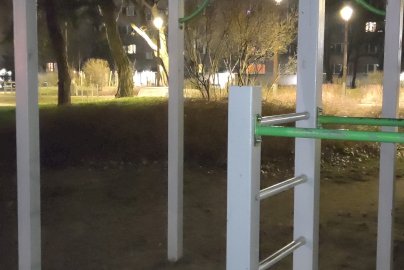 Powiększ obraz: fot. Krzysztof Kozań. Na zdjęciu drążki do podciągania, drabinki,  fragment poręczy