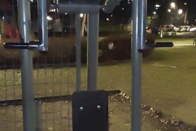 Powiększ obraz: fot. Krzysztof Kozań. Na zdjęciu urządzenie do ćwiczeń z uchwytami do trzymania rąk przy ul. Królowej Jadwigi w Legionowie