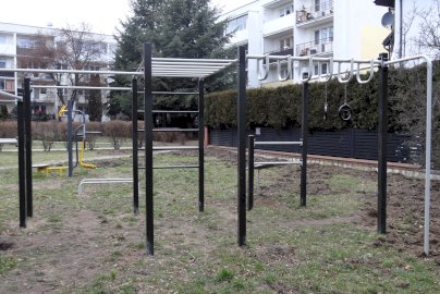 Powiększ obraz: fot. Krzysztof Kozań. Na zdjęciu strefa do ćwiczeń, park kalisteniczny, Osiedle Sobieskiego przy ul. Husarskiej 37 blok 105 w Legionowie