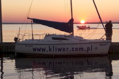 Powiększ obraz: fot. www.kliwer.com.pl/nad-zalewem-zegrzynskim. Na zdjęciu yacht żaglowy SASANKA 660 SUPERNOVA
