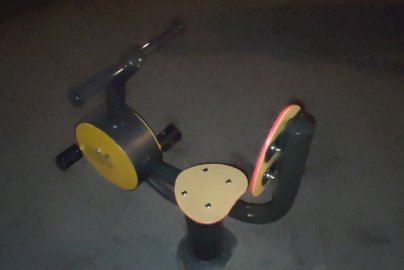 Powiększ obraz: fot. Krzysztof Kozań. Na zdjęciu urządzenia zabawowe dla dzieci na Integracyjnym Placu Zabaw Osiedle Jagiellońska w Legionowie. Stacjonarny rowerek do ćwiczeń dla dzieci