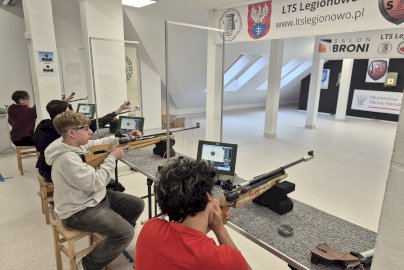 Powiększ obraz: Fot. Tomasz Zatoń. Na zdjęciu czterech chłopców trzyma broń pneumatyczną i celuje do tarcz