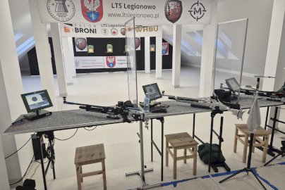 Powiększ obraz: Fot. Tomasz Zatoń. Na zdjęciu trzy stanowiska z krzesełkami do siedzenia i stolikami do ćwiczeń celności z broni pneumatycznej